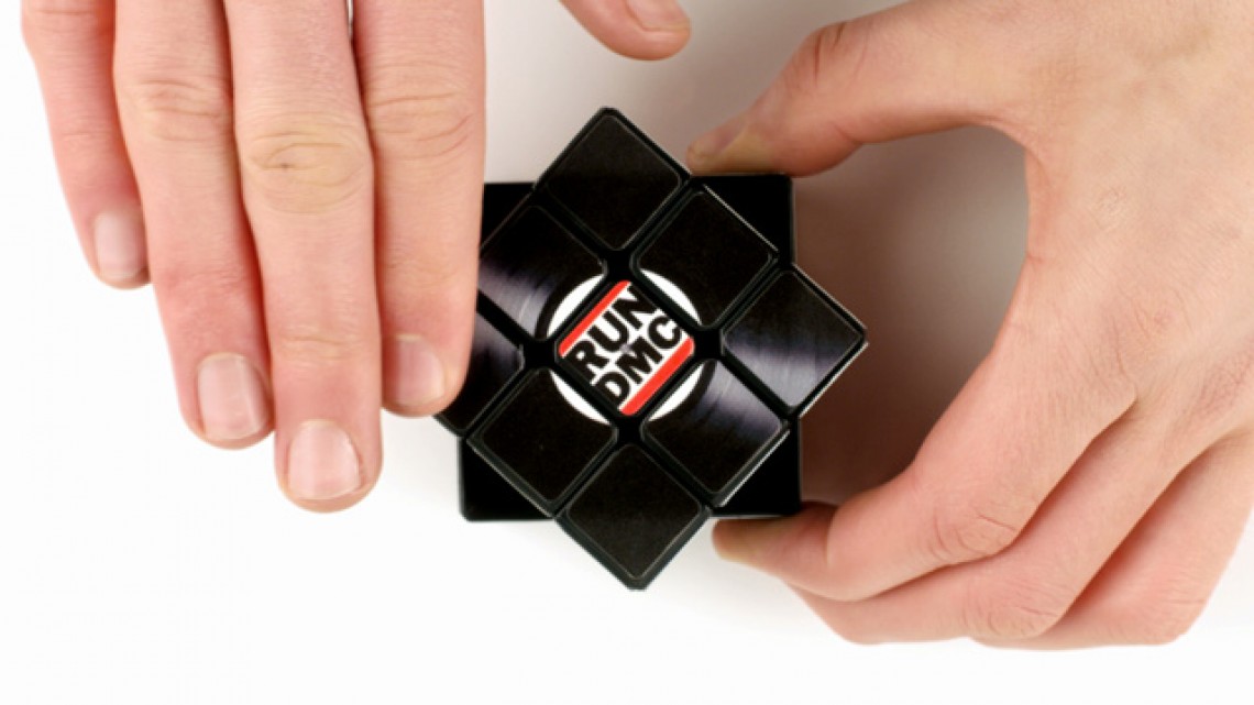 Torre del cubo di Rubik fotografia editoriale. Immagine di intelligenza -  123932152